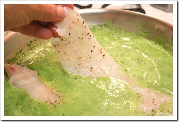remoja los filetes de pescado en la salsa.