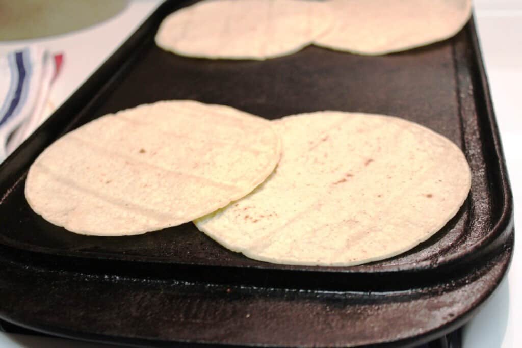 Cachetadas tacos de Tampico, calienta las tortillas